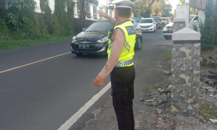 Personel Satuan Lalu Lintas (Sat Lantas) Polresta Manado kembali melaksanakan kegiatan rutin Pos Cakalang pada hari ini. Kegiatan ini bertujuan untuk mencegah kemacetan dan pelanggaran lalu lintas di sejumlah titik strategis di jalan raya, Rabu (17/7/2024).