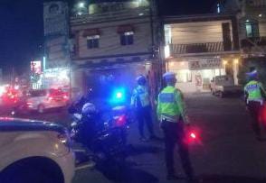 Satuan Lalu Lintas (Sat Lantas) telah memulai program inovatif baru yang dikenal sebagai “Silau Mata”. Program ini dirancang untuk memberikan kenyamanan ekstra dan mengoptimalkan pengaturan lalu lintas pada waktu malam, khususnya di area-area ramai, Selasa (16/7/2024) malam.
