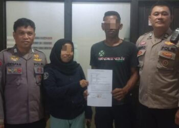 Bhabinkamtibmas dari Polsek Tuminting, berhasil menyelesaikan kasus pengancaman yang mengkhawatirkan melalui pendekatan yang bersifat preventif dan kolaboratif. Kasus ini melibatkan seorang warga yang dilaporkan telah mengancam tetangganya dengan serangkaian ancaman yang serius, menimbulkan ketegangan di lingkungan sekitar, Selasa (16/7/2024).