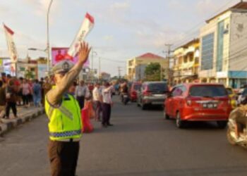 Personel Satuan Lalu Lintas (Sat Lantas) Polresta Manado kembali menunjukkan dedikasinya dalam meningkatkan keamanan lalu lintas di Kota Manado. Melalui program inovatif yang diberi nama Pos Cakalang, mereka aktif melakukan patroli dan pengawasan terhadap kendaraan di berbagai titik strategis kota guna mencegah kemacetan dan pelanggaran, Selasa (16/7/2024),