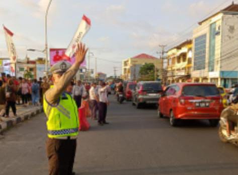 Personel Satuan Lalu Lintas (Sat Lantas) Polresta Manado kembali menunjukkan dedikasinya dalam meningkatkan keamanan lalu lintas di Kota Manado. Melalui program inovatif yang diberi nama Pos Cakalang, mereka aktif melakukan patroli dan pengawasan terhadap kendaraan di berbagai titik strategis kota guna mencegah kemacetan dan pelanggaran, Selasa (16/7/2024),