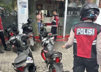 Tepat di depan pos rayon, petugas patroli dengan sigap mengamankan tiga unit kendaraan yang tidak dilengkapi dengan plat nomor registrasi (TNKB). Keputusan untuk langsung mengamankan kendaraan-kendaraan ini diambil untuk mencegah potensi kegiatan kriminal yang dapat terjadi, Selasa (16/7/2024).