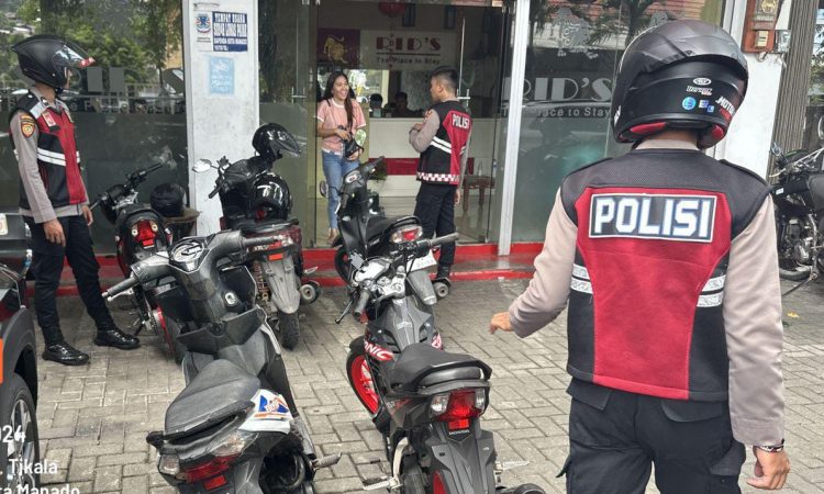 Tepat di depan pos rayon, petugas patroli dengan sigap mengamankan tiga unit kendaraan yang tidak dilengkapi dengan plat nomor registrasi (TNKB). Keputusan untuk langsung mengamankan kendaraan-kendaraan ini diambil untuk mencegah potensi kegiatan kriminal yang dapat terjadi, Selasa (16/7/2024).