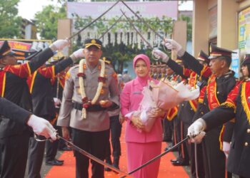 Jabatan Kapolres Purbalingga resmi diserahterimakan dari AKBP Hendra Irawan, S.I.K., kepada AKBP Rosyid Hartanto, S.H., S.I.K., M.H. Upacara serah terima jabatan telah dilaksanakan di Polda Jateng, Selasa (16/7/2024). Secara simbolis kedatangan pejabat baru Kapolres Purbalingga ditandai dengan apel dan tradisi pedang pora di halaman Mapolres Purbalingga, Rabu (17/7/2024). Kegiatan diikuti oleh pejabat utama polres dan dihadiri seluruh anggota Polres Purbalingga.