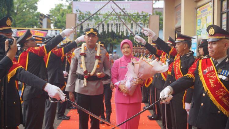 Jabatan Kapolres Purbalingga resmi diserahterimakan dari AKBP Hendra Irawan, S.I.K., kepada AKBP Rosyid Hartanto, S.H., S.I.K., M.H. Upacara serah terima jabatan telah dilaksanakan di Polda Jateng, Selasa (16/7/2024). Secara simbolis kedatangan pejabat baru Kapolres Purbalingga ditandai dengan apel dan tradisi pedang pora di halaman Mapolres Purbalingga, Rabu (17/7/2024). Kegiatan diikuti oleh pejabat utama polres dan dihadiri seluruh anggota Polres Purbalingga.