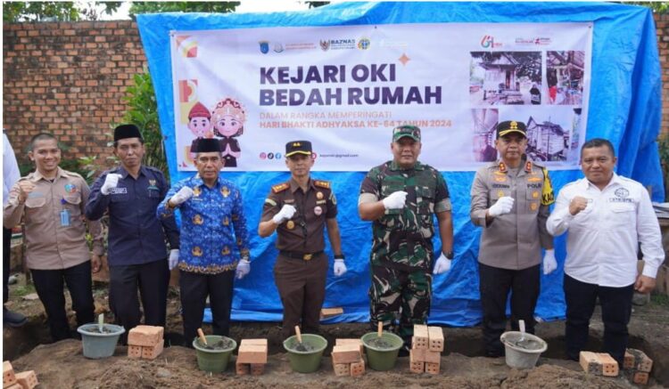 Acara peletakan batu pertama bedah rumah kejari OKI di Desa Celikah Kayuagung, Rabu (17/7/2024).