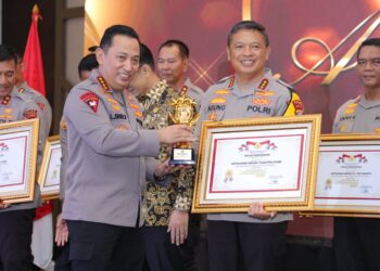 Penghargaan tersebut diserahkan langsung oleh Kapolri Jenderal Pol Listyo Sigit Prabowo kepada Kapolda Sumut Komjen Pol Agung Setya Imam Effendi pada Rabu malam (17/7/2024) di Jakarta.