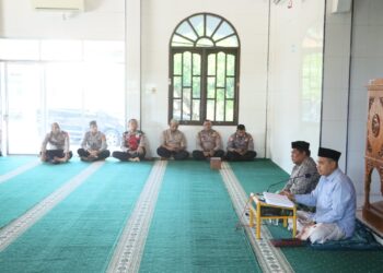 Polres Lhokseumawe gelar pengajian rutin sebagai Program Pembinaan Rohani dan Mental (Binrohtal) yang yang berlangsung di Mesjid Babuttaqwa Polres Lhokseumawe. Kamis (18/07/2024) pagi.