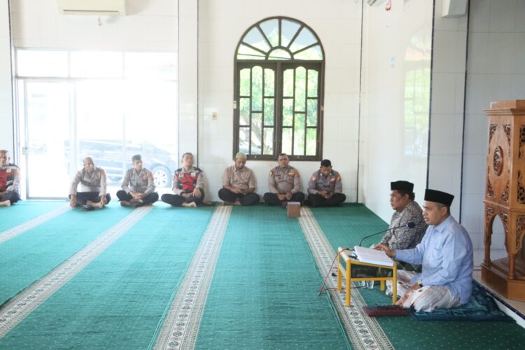 Polres Lhokseumawe gelar pengajian rutin sebagai Program Pembinaan Rohani dan Mental (Binrohtal) yang yang berlangsung di Mesjid Babuttaqwa Polres Lhokseumawe. Kamis (18/07/2024) pagi.
