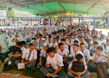 Sebanyak 435 peserta didik baru turut serta dalam MPLS tahun ini di SMK Negeri 1 Kayuagung. Acara ini dikoordinasi oleh Panitia Penerimaan Peserta Didik Baru (PPDB) 2024 dengan Kepala Panitia ibu Erni, Spd, MM. Kolaborasi penting juga terjalin antara panitia dengan Wakil Kepala Bidang Kesiswaan dan Pembina OSIS, Ibu Erni,Spd,MM. serta seluruh anggota OSIS yang turut berperan aktif dalam kelancaran acara ini.