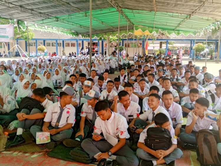 Sebanyak 435 peserta didik baru turut serta dalam MPLS tahun ini di SMK Negeri 1 Kayuagung. Acara ini dikoordinasi oleh Panitia Penerimaan Peserta Didik Baru (PPDB) 2024 dengan Kepala Panitia ibu Erni, Spd, MM. Kolaborasi penting juga terjalin antara panitia dengan Wakil Kepala Bidang Kesiswaan dan Pembina OSIS, Ibu Erni,Spd,MM. serta seluruh anggota OSIS yang turut berperan aktif dalam kelancaran acara ini.