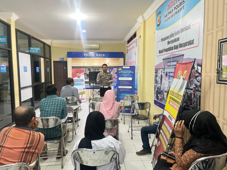 Polres Lhokseumawe hari ini menggelar sosialisasi dan uji coba penerapan BPJS Kesehatan dalam proses pembuatan Surat Izin Mengemudi (SIM). Kegiatan yang berlangsung di ruang Satpas SIM Polres Lhokseumawe, kamis (18/7/2024) pagi.