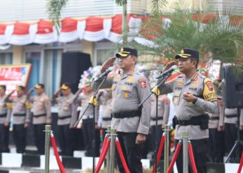 Polresta Banyumas Polda Jateng menggelar Apel Farewell Parade Kapolresta Banyumas dari pejabat lama Kombes Pol Edy Suranta Sitepu SIK, MH, kepada Pejabat baru Kombes Pol Dr. Ari Wibowo, SIK, MH. Apel digelar di halaman Mapolresta Banyumas, Kamis (18/7/2024).