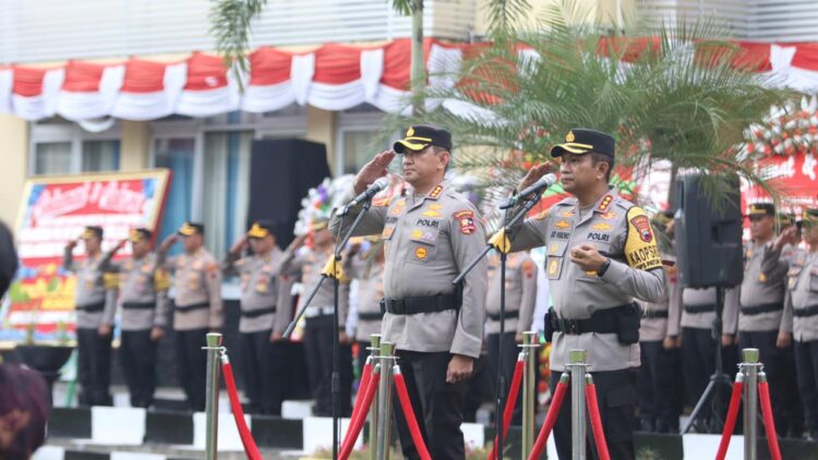 Polresta Banyumas Polda Jateng menggelar Apel Farewell Parade Kapolresta Banyumas dari pejabat lama Kombes Pol Edy Suranta Sitepu SIK, MH, kepada Pejabat baru Kombes Pol Dr. Ari Wibowo, SIK, MH. Apel digelar di halaman Mapolresta Banyumas, Kamis (18/7/2024).