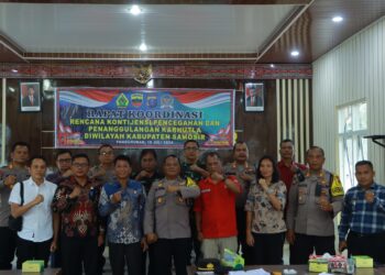 Rapat Koordinasi Rencana Kontinjensi Pencegahan dan Penanggulangan Kebakaran Hutan dan Lahan (Karhutla) di wilayah Kabupaten Samosir. Acara ini berlangsung di Aula Wira Pinandita Polres Samosir. (18/07/2024). Rapat dipimpin oleh Kapolres Samosir yang diwakili oleh Kabag SDM Polres Samosir, Kompol M.S. Ritonga, S.H., M.H., dan dihadiri oleh berbagai pihak termasuk Asisten I Pemkab Samosir Tunggul Sinaga, Kepala Bidang Badan Penanggulangan Bencana Daerah Sarimpol Manihuruk, Dandim 0210 TU yang diwakili oleh Plt Danramil 04/ HB Peltu Bambang Muliadi, PJU Polres Samosir, Koordinator Manggala Agni Kabupaten Samosir Pranata, Kabid Damkar Banuara Sagala, Forkopimca Sianjur Mulamula, Forkopimca Harian, Kepala Desa Kecamatan Harian, Kecamatan Pangururan, dan Kecamatan Sianjur Mulamula.