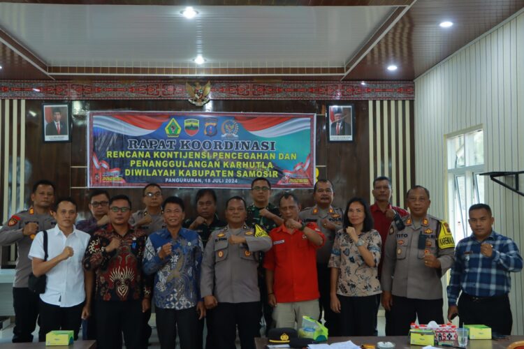 Rapat Koordinasi Rencana Kontinjensi Pencegahan dan Penanggulangan Kebakaran Hutan dan Lahan (Karhutla) di wilayah Kabupaten Samosir. Acara ini berlangsung di Aula Wira Pinandita Polres Samosir. (18/07/2024). Rapat dipimpin oleh Kapolres Samosir yang diwakili oleh Kabag SDM Polres Samosir, Kompol M.S. Ritonga, S.H., M.H., dan dihadiri oleh berbagai pihak termasuk Asisten I Pemkab Samosir Tunggul Sinaga, Kepala Bidang Badan Penanggulangan Bencana Daerah Sarimpol Manihuruk, Dandim 0210 TU yang diwakili oleh Plt Danramil 04/ HB Peltu Bambang Muliadi, PJU Polres Samosir, Koordinator Manggala Agni Kabupaten Samosir Pranata, Kabid Damkar Banuara Sagala, Forkopimca Sianjur Mulamula, Forkopimca Harian, Kepala Desa Kecamatan Harian, Kecamatan Pangururan, dan Kecamatan Sianjur Mulamula.