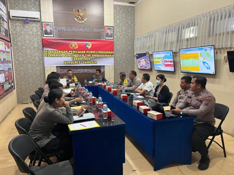 Tim Penilaian Ombudsman Republik Indonesia melakukan kunjungan ke Markas Komando (Mako) Polres Samosir untuk menilai penyelenggaraan pelayanan publik di lingkungan Polres Samosir. Kunjungan ini disambut langsung oleh Kapolres Samosir, AKBP Yogie Hardiman, S.H., S.I.K., M.H. (18/07/2024)
