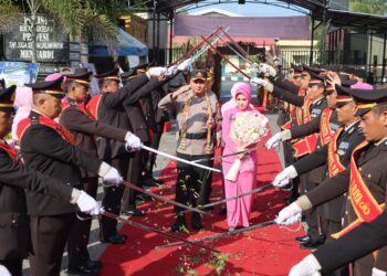 Momen Kapolresta Palangka Raya yang baru disambut Pedang Pora