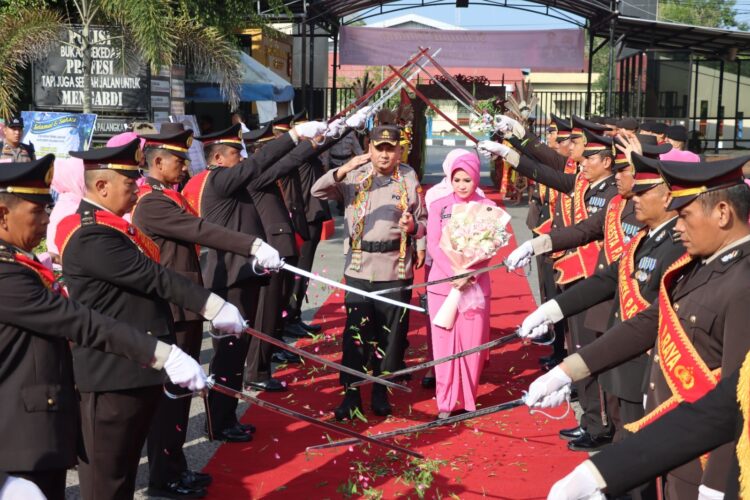 Momen Kapolresta Palangka Raya yang baru disambut Pedang Pora