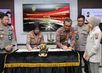 Pemerintah Provinsi Sumsel melalui dinas perpustakaan melaksanakan kerjasama dengan Polda Sumsel, Kamis, (18/7/2024) Pagi. Hadir langsung Kapolda Sumsel Irjen Pol A Rachmad Wibowo, SIK diwakilkan Karo Ops Polda Sumsel Kombes M. Anis Prasetio Santoso didampingi Kasetum Polda Sumsel AKBP Anna Susila, SE menandatangani perjanjian kerja sama dengan Kepala Dinas Perpustakaan Provinsi Sumsel, M. Zaki Aslam, S.IP., M.Si, untuk tahun 2024.