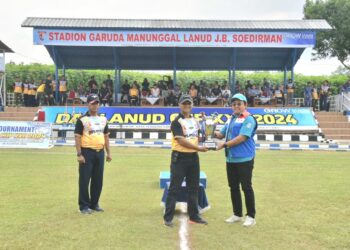 Komandan Lanud J.B. Soedirman Letkol Pnb Tatag Onne Setiawan, M. Han., secara resmi membuka Open Tournament Sepak Bola Danlanud Cup XXII Tahun 2024, di Lapangan Garuda Manunggal Lanud J.B. Soedirman, Purbalingga. Kamis (18/07/2024).