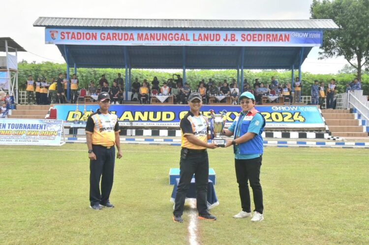 Komandan Lanud J.B. Soedirman Letkol Pnb Tatag Onne Setiawan, M. Han., secara resmi membuka Open Tournament Sepak Bola Danlanud Cup XXII Tahun 2024, di Lapangan Garuda Manunggal Lanud J.B. Soedirman, Purbalingga. Kamis (18/07/2024).