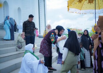Penjabat (Pj) Bupati Nagan Raya, Fitriany Farhas, AP, S.Sos., M.Si., menyambut kepulangan 103 jemaah haji asal Kabupaten Nagan Raya di Masjid Agung Baitul A'la (Masjid Gi'ok), Kompleks Perkantoran Suka Makmue, pada Kamis (18/7/2024).