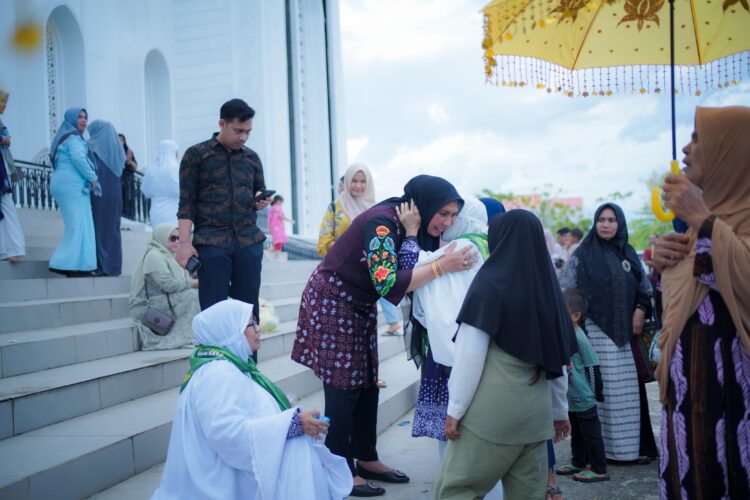 Penjabat (Pj) Bupati Nagan Raya, Fitriany Farhas, AP, S.Sos., M.Si., menyambut kepulangan 103 jemaah haji asal Kabupaten Nagan Raya di Masjid Agung Baitul A'la (Masjid Gi'ok), Kompleks Perkantoran Suka Makmue, pada Kamis (18/7/2024).