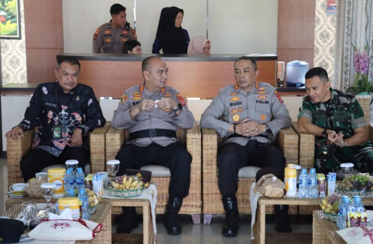 berlokasi di ruang loby Mapolresta Jalan Tjilik Riwut Km. 3,5 Kota Palangka Raya, Kapolresta Palangka Raya Kombes Pol Boy Herlambang, S.I.K., M.Si., langsung bertatap muka dengan Forkopimda (Forum Komunikasi Pimpinan Daerah).