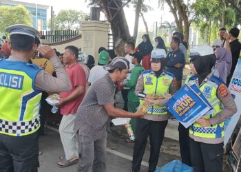 Satuan Lalu Lintas (Sat Lantas) Polres Lhokseumawe Polda Aceh mengadakan kegiatan "Jum'at Barokah" yang melibatkan komunitas Jum'at barokah setempat untuk mempererat hubungan antara polisi dan masyarakat. Kegiatan ini dilaksanakan pada hari Jumat pagi Jalan Merdeka Simpang Taman Riadhah Kota Lhokseumawe, Jum,at . 19/07/2024.pagi.