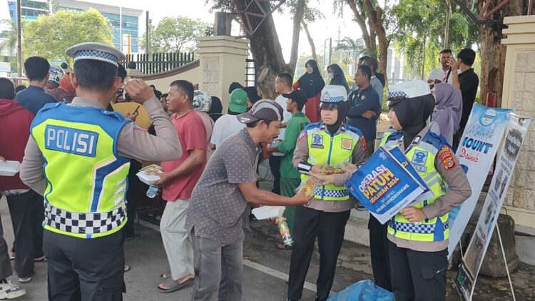 Satuan Lalu Lintas (Sat Lantas) Polres Lhokseumawe Polda Aceh mengadakan kegiatan "Jum'at Barokah" yang melibatkan komunitas Jum'at barokah setempat untuk mempererat hubungan antara polisi dan masyarakat. Kegiatan ini dilaksanakan pada hari Jumat pagi Jalan Merdeka Simpang Taman Riadhah Kota Lhokseumawe, Jum,at . 19/07/2024.pagi.