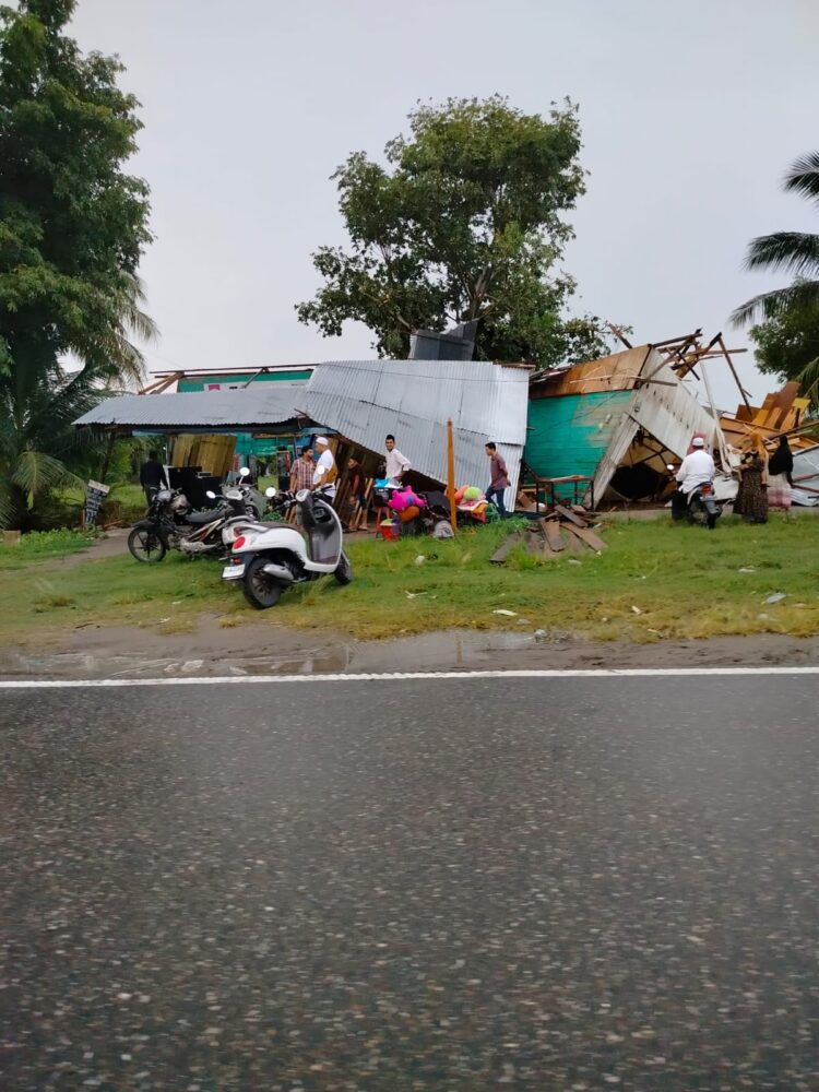 Sejumlah 173 bangunan dilaporkan rusak pada peristiwa hujan deras disertai angin kencang yang terjadi kemarin di kawasan Kecamatan Tanah Luas, Aceh Utara, Kamis sore (18/7/2024), data ini dihimpun pihak kepolisian dari 23 Desa di Kecamatan Tanah Luas.