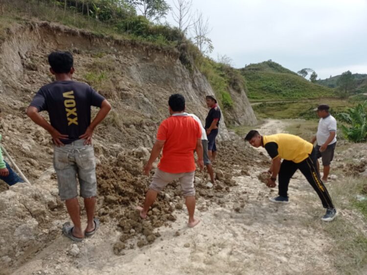 Personil Polsek Palipi bersama Pemerintah Desa dan masyarakat Desa Pamutaran Kec. Palipi Kab.Samosir melaksanakan gotong royong memperbaiki jalan penghubung antar dusun dan Jalan Utama Perladangan Warga Desa Pamutaran.Jumat, (19/07/2024).
