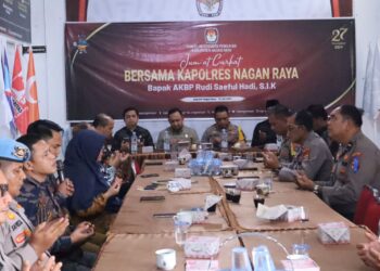 Kapolres Nagan Raya, Aceh AKBP Rudi Saeful Hadi, S.I.K. melaksanakan kegiatan Jumat Curhat bersama Panitia Pengawas Pemilu (Panwaslih) dan Komisi Independen Pemilihan (KIP) Nagan Raya, Jum'at, 19 Juli 2024. Kegiatan yang berlangsung di kantor Panwaslih dan kantor KIP Nagan Raya ini bertujuan untuk mempererat hubungan antar lembaga serta membahas berbagai isu terkait pelaksanaan pilkada di wilayah Nagan Raya.