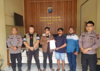 SPKT Polres Samosir berhasil memediasi dugaan tindak pidana penganiayaan yang terjadi antara dua pria dewasa di salah satu lokasi hiburan malam di Kecamatan Pangururan, Kabupaten Samosir. Jumat (19/07/2024).