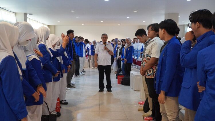 Dadang Somantri saat mengisi acara Pj. Wali Kota Tegal Goes To School and Campus di Politeknik Harapan Bersama, Kamis (18/7/24).
