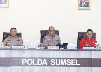 Kapolda Sumsel Irjen A Rachmad Wibowo menggelar rapat bersama Kepala Balai PPIKHL (Pengendalian Perubahan Iklim dan Kebakaran Hutan dan Lahan) Wilayah Sumatera Ferdian Krisnanto, Jumat (19/7/2024) diaula rapat Mapolda Sumsel.