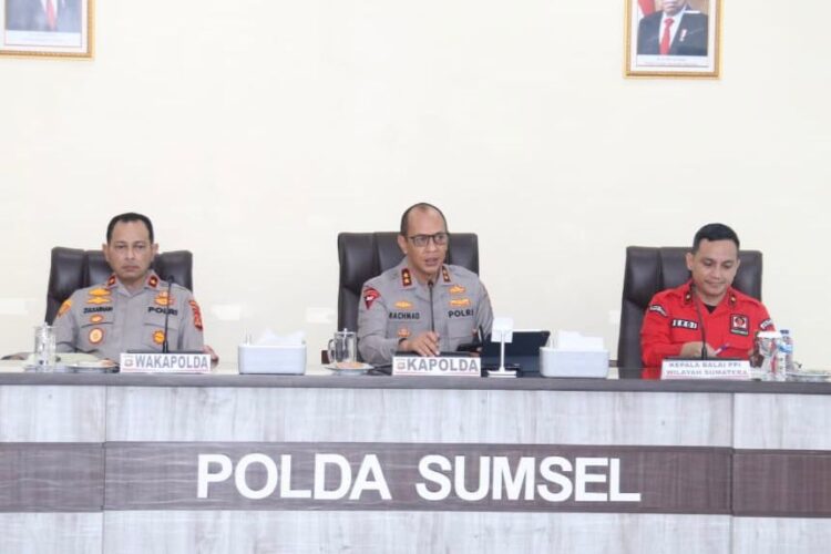 Kapolda Sumsel Irjen A Rachmad Wibowo menggelar rapat bersama Kepala Balai PPIKHL (Pengendalian Perubahan Iklim dan Kebakaran Hutan dan Lahan) Wilayah Sumatera Ferdian Krisnanto, Jumat (19/7/2024) diaula rapat Mapolda Sumsel.