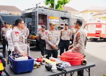 Kapolda Sumsel Irjen Pol A Rachmad Wibowo Sik bersama beberapa Pejabat Utamanya melakukan pengecekan perlengkapan peralatan, sarana prasarana yang akan dipergunakan untuk mengantisipasi dalam penanganan kebakaran hutan dan lahan (karhutla). Kendaraan pemadam api dan perlengkapan sarana prasarana penyemprot air yang dimiliki Dit Sabhara, Sat Brimob dan kendaraan pendukung dari Dit Krimsus digelar dihalaman mapolda Kamis sore (18/7/2024).