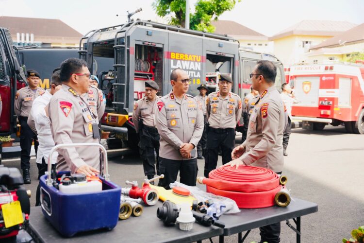 Kapolda Sumsel Irjen Pol A Rachmad Wibowo Sik bersama beberapa Pejabat Utamanya melakukan pengecekan perlengkapan peralatan, sarana prasarana yang akan dipergunakan untuk mengantisipasi dalam penanganan kebakaran hutan dan lahan (karhutla). Kendaraan pemadam api dan perlengkapan sarana prasarana penyemprot air yang dimiliki Dit Sabhara, Sat Brimob dan kendaraan pendukung dari Dit Krimsus digelar dihalaman mapolda Kamis sore (18/7/2024).