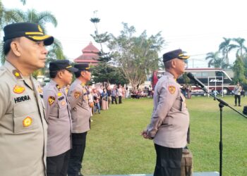 Polres Ogan Ilir menggelar apel pemberangkatan calon siswa (casis) Bintara Polri Gelombang II Tahun Anggaran 2024 pada Jumat, 19 Juli 2024. Apel yang dimulai pukul 06.00 WIB ini dipimpin oleh Kabag SDM Polres Ogan Ilir, Kompol Sigit Widodo, S.H., M.H., berdasarkan Surat Kapolda Sumsel nomor: B/2607/VII/DIK.2.1./2024/RoSDM tertanggal 10 Juli 2024 tentang jadwal keberangkatan casis.