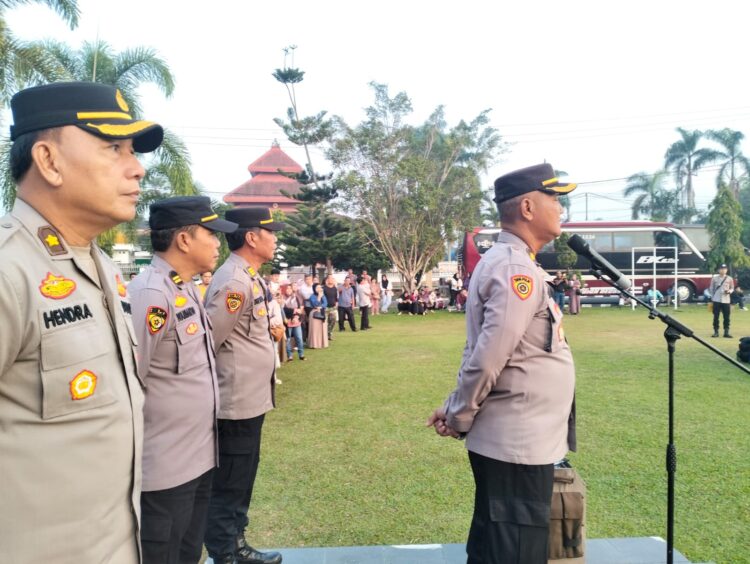 Polres Ogan Ilir menggelar apel pemberangkatan calon siswa (casis) Bintara Polri Gelombang II Tahun Anggaran 2024 pada Jumat, 19 Juli 2024. Apel yang dimulai pukul 06.00 WIB ini dipimpin oleh Kabag SDM Polres Ogan Ilir, Kompol Sigit Widodo, S.H., M.H., berdasarkan Surat Kapolda Sumsel nomor: B/2607/VII/DIK.2.1./2024/RoSDM tertanggal 10 Juli 2024 tentang jadwal keberangkatan casis.