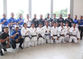 Kapolda Kalteng Irjen Djoko usai menyematkan mendali kepada para atlet dalam penutupan kejuaraan Judo Kapolri Cup Tahun 2024 yang digelar di Basketball Hall Gelora Bung Karno (GBK), Jakarta Pusat, pada Kamis (18/7) kemarin.