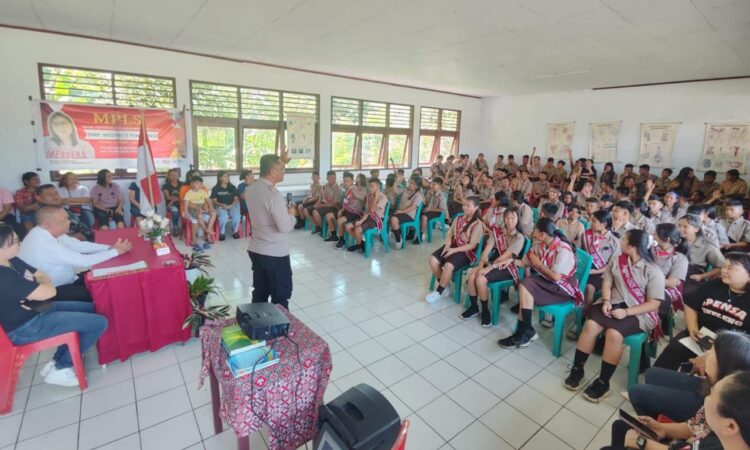 Kapolsek Pineleng, IPTU Ronald Hinonaung melaksanakan kegiatan sosialisasi dan deklarasi anti perundungan dan kekerasan di Aula SMP Negeri 1 Pineleng di Desa Warembungan, Kecamatan Pineleng, Kabupaten Minahasa, Jumat (19/7/2024).