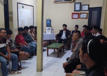 Bhabinkamtibmas Polsek Tuminting, melakukan pendekatan problem solving terhadap perselisihan yang terjadi di Kelurahan Tuminting. Kejadian ini bermula dari selisih paham antara dua warga yang terjadi pada Jumat (19/7/2024).