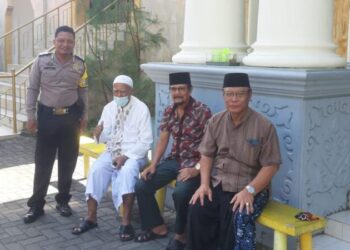 Dalam upaya meningkatkan keamanan dan kenyamanan selama ibadah sholat Jumat, personel Polsek Wenang meluncurkan program inovasi terbaru yang dinamakan “Paja Somat”. Program ini dirancang khusus untuk memberikan perlindungan maksimal kepada umat Muslim yang melaksanakan sholat Jumat di wilayah hukum Polsek Wenang, Jumat (19/7/2024).