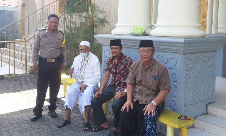 Dalam upaya meningkatkan keamanan dan kenyamanan selama ibadah sholat Jumat, personel Polsek Wenang meluncurkan program inovasi terbaru yang dinamakan “Paja Somat”. Program ini dirancang khusus untuk memberikan perlindungan maksimal kepada umat Muslim yang melaksanakan sholat Jumat di wilayah hukum Polsek Wenang, Jumat (19/7/2024).