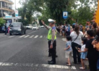 Personel Satuan Lalu Lintas (Sat Lantas) Polresta Manado kembali menunjukkan komitmennya dalam menjaga keamanan dan kelancaran lalu lintas di Kota Manado melalui program inovasi terbarunya, Pos Cakalang. Pada Sabtu, 20 Juli 2024, mereka melaksanakan patroli dan pengawasan di berbagai titik strategis kota.