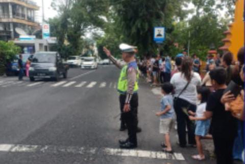 Personel Satuan Lalu Lintas (Sat Lantas) Polresta Manado kembali menunjukkan komitmennya dalam menjaga keamanan dan kelancaran lalu lintas di Kota Manado melalui program inovasi terbarunya, Pos Cakalang. Pada Sabtu, 20 Juli 2024, mereka melaksanakan patroli dan pengawasan di berbagai titik strategis kota.