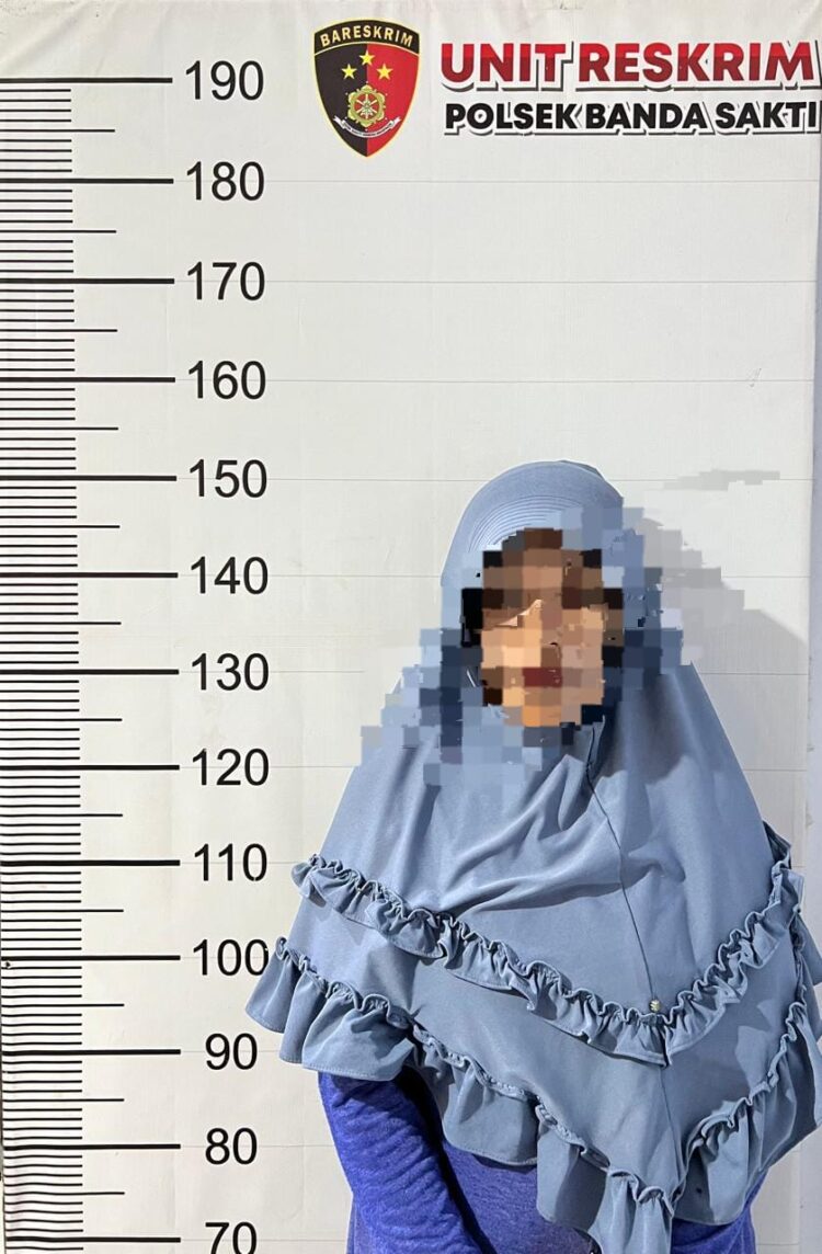 Polsek Banda Sakti, Polres Lhokseumawe berhasil melakukan penangkapan terhadap Tiga pelaku penyalahgunaan narkotika. Dipimpin oleh Kapolsek Iptu Zul Akbar, S.E, operasi ini berhasil menemukan sejumlah paket diduga sabu di sebuah rumah di Lr. IV Desa Pusong Baru, Kecamatan Banda Sakti, Kota Lhokseumawe, Sabtu (20/7/2024).